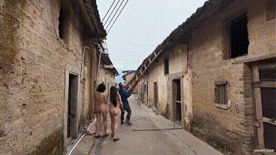 城中村姐妹花故意全裸站在巷子里，主动勾引农民工大爷过来操她们。 动图预览 - 私房ACG - sifacg.com